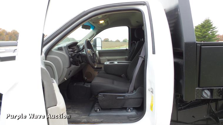 image for item DE4971 2011 Chevrolet Silverado 2500HD flatbed pickup truck