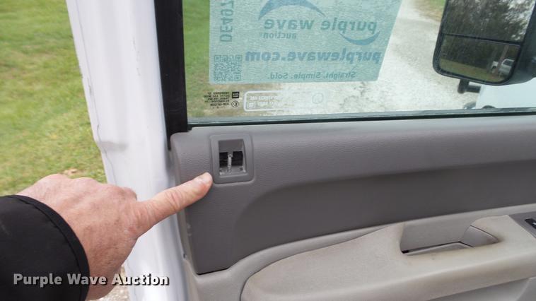 image for item DE4971 2011 Chevrolet Silverado 2500HD flatbed pickup truck