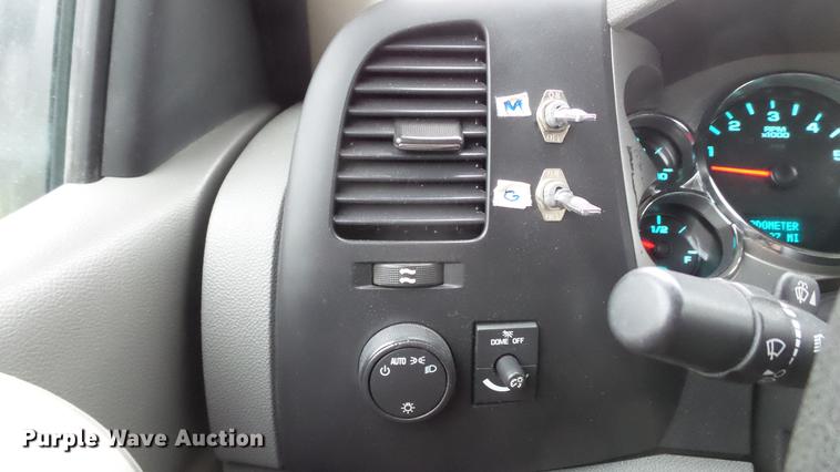 image for item DE4971 2011 Chevrolet Silverado 2500HD flatbed pickup truck