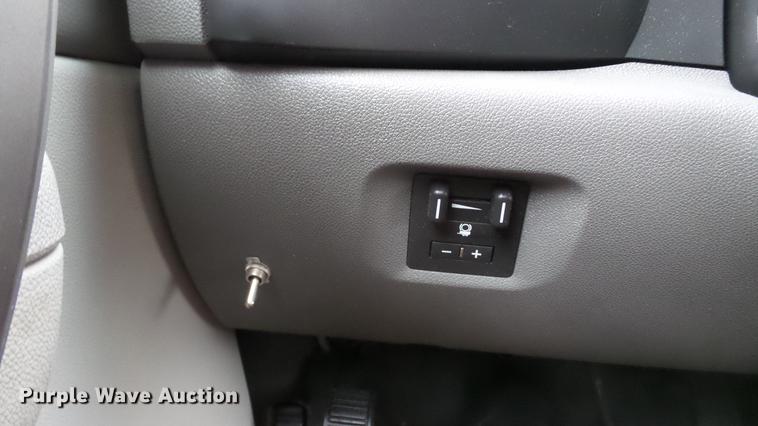 image for item DE4971 2011 Chevrolet Silverado 2500HD flatbed pickup truck