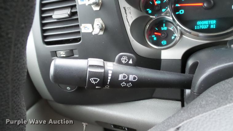 image for item DE4971 2011 Chevrolet Silverado 2500HD flatbed pickup truck