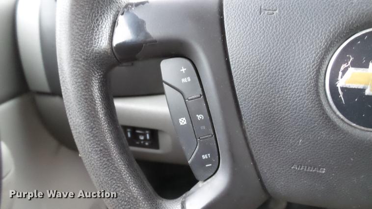 image for item DE4971 2011 Chevrolet Silverado 2500HD flatbed pickup truck