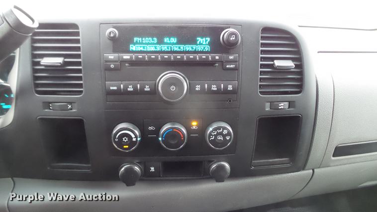 image for item DE4971 2011 Chevrolet Silverado 2500HD flatbed pickup truck