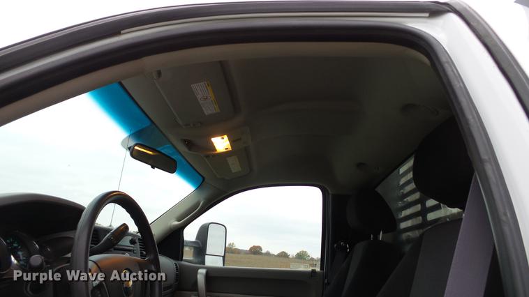 image for item DE4971 2011 Chevrolet Silverado 2500HD flatbed pickup truck