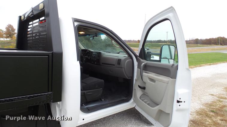 image for item DE4971 2011 Chevrolet Silverado 2500HD flatbed pickup truck