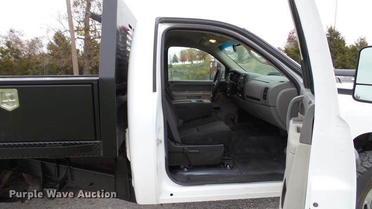 image for item DE4971 2011 Chevrolet Silverado 2500HD flatbed pickup truck