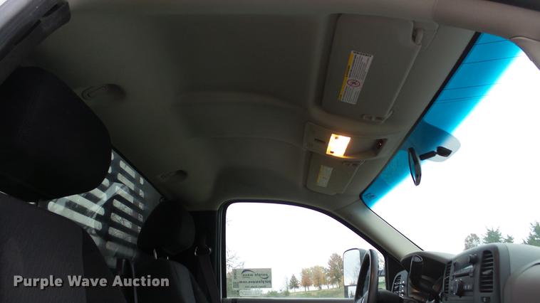 image for item DE4971 2011 Chevrolet Silverado 2500HD flatbed pickup truck