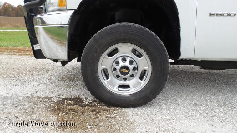 image for item DE4971 2011 Chevrolet Silverado 2500HD flatbed pickup truck