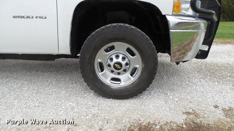 image for item DE4971 2011 Chevrolet Silverado 2500HD flatbed pickup truck