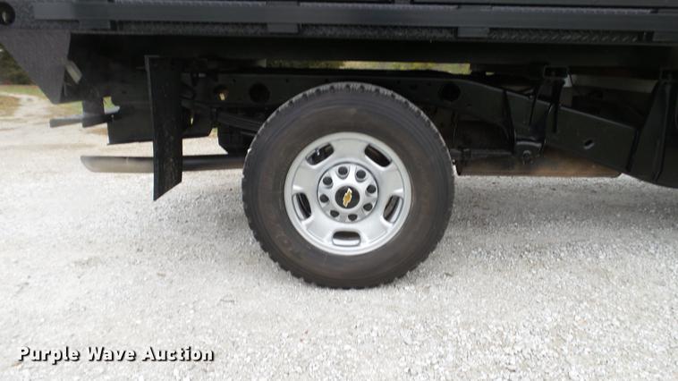 image for item DE4971 2011 Chevrolet Silverado 2500HD flatbed pickup truck