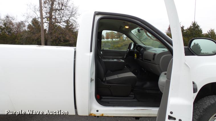 image for item DE4972 2008 GMC Sierra 2500HD pickup truck