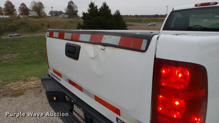 image for item DE4972 2008 GMC Sierra 2500HD pickup truck