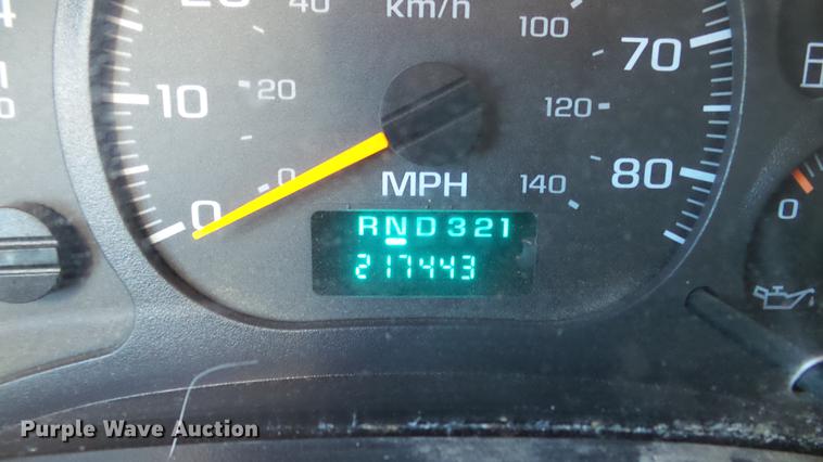 image for item DE4992 2003 GMC C6500 box truck