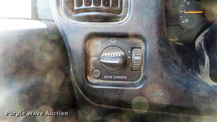 image for item DE4992 2003 GMC C6500 box truck