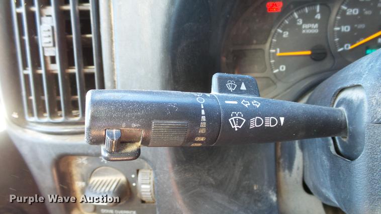 image for item DE4992 2003 GMC C6500 box truck