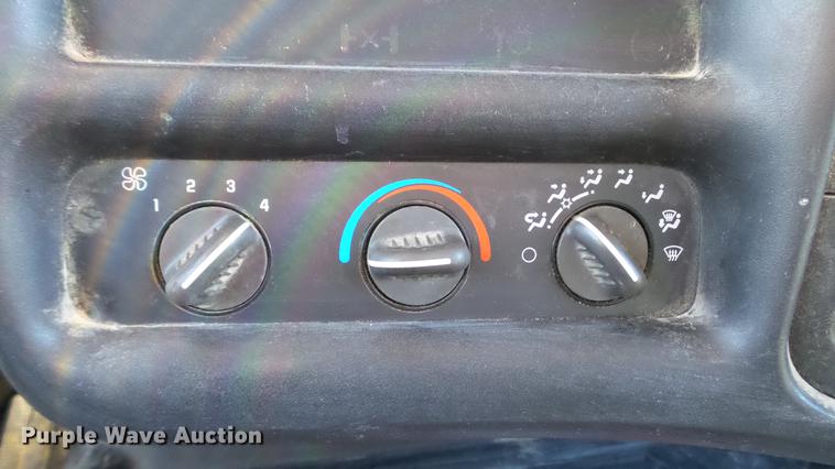 image for item DE4992 2003 GMC C6500 box truck