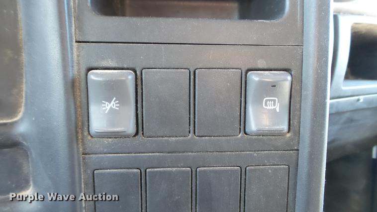 image for item DE4992 2003 GMC C6500 box truck