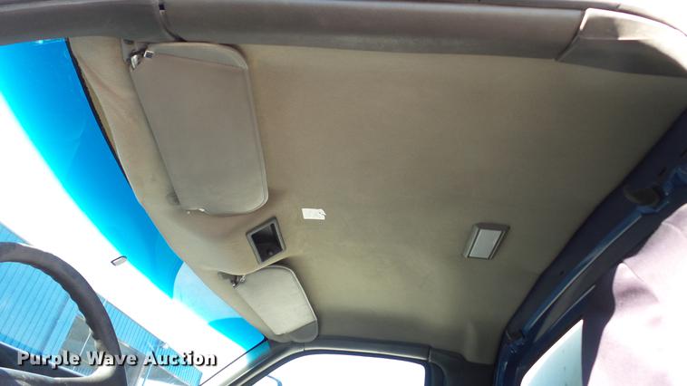 image for item DE4992 2003 GMC C6500 box truck