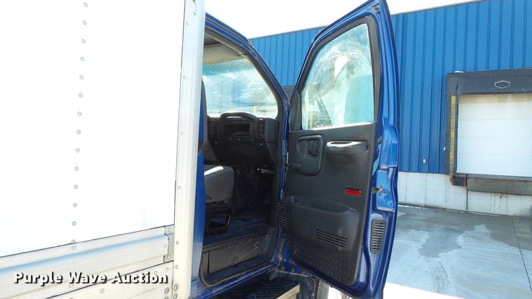 image for item DE4992 2003 GMC C6500 box truck