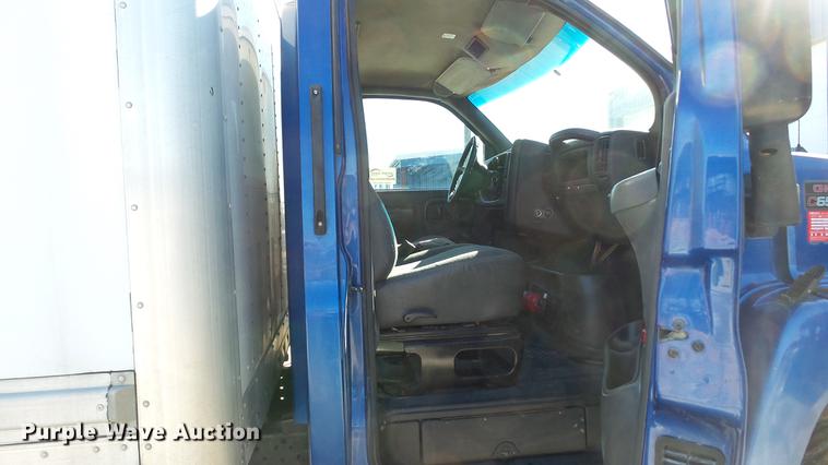 image for item DE4992 2003 GMC C6500 box truck