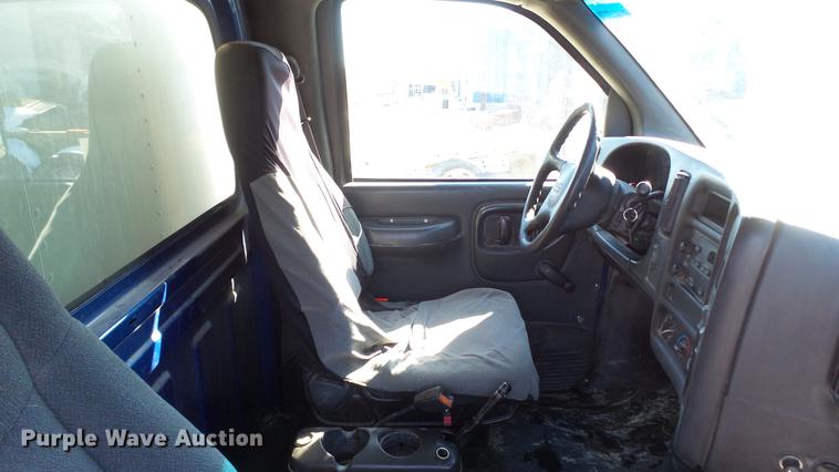 image for item DE4992 2003 GMC C6500 box truck