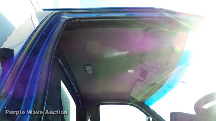 image for item DE4992 2003 GMC C6500 box truck