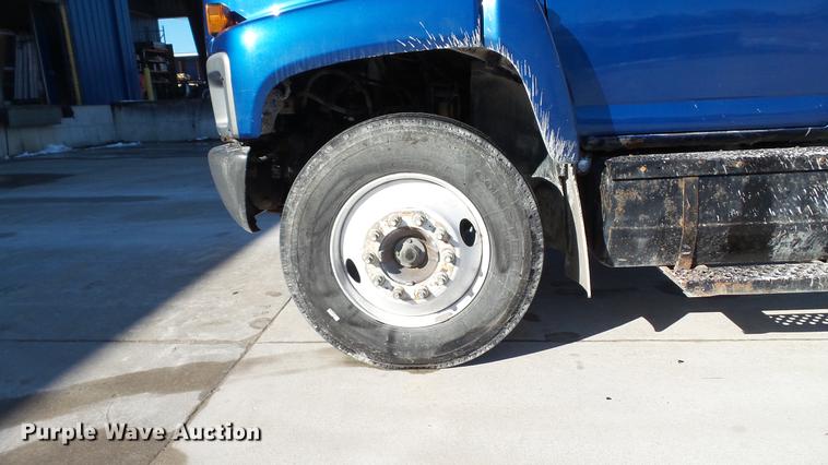 image for item DE4992 2003 GMC C6500 box truck