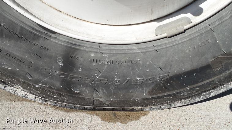 image for item DE4992 2003 GMC C6500 box truck