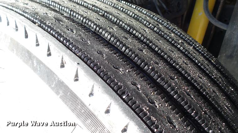 image for item DE4992 2003 GMC C6500 box truck