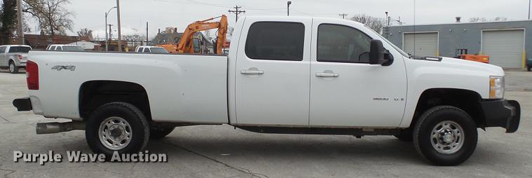 image for item DE5002 2009 Chevrolet Silverado 3500HD LT Crew Cab pickup truck