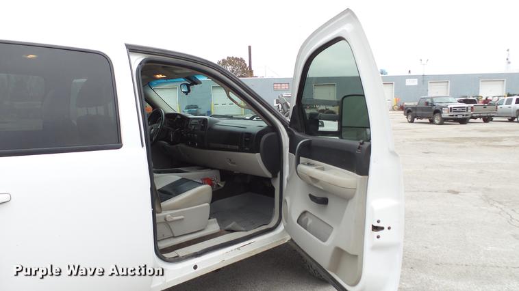 image for item DE5002 2009 Chevrolet Silverado 3500HD LT Crew Cab pickup truck