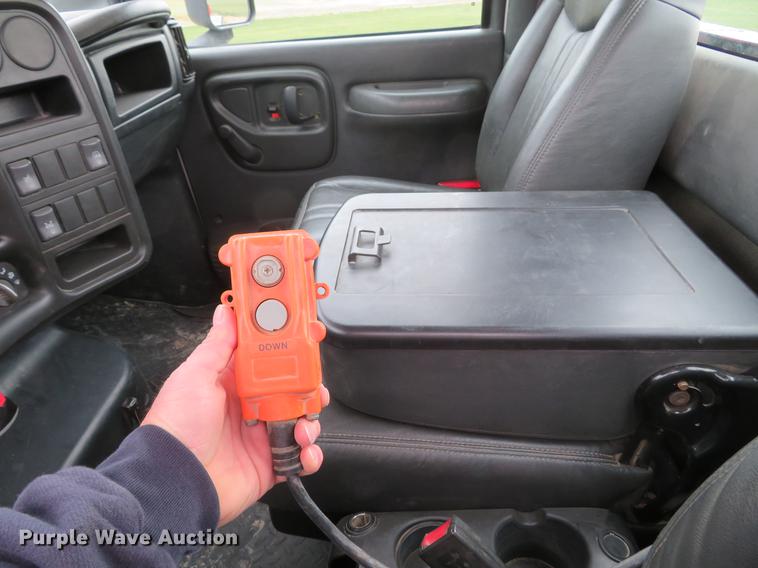 image for item DE5032 2007 Chevrolet C5500 dump flatbed truck