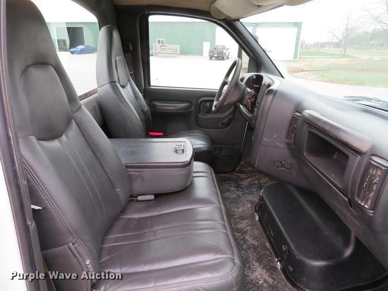 image for item DE5032 2007 Chevrolet C5500 dump flatbed truck