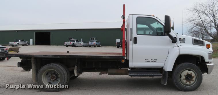 image for item DE5033 2007 Chevrolet C5500 flatbed truck