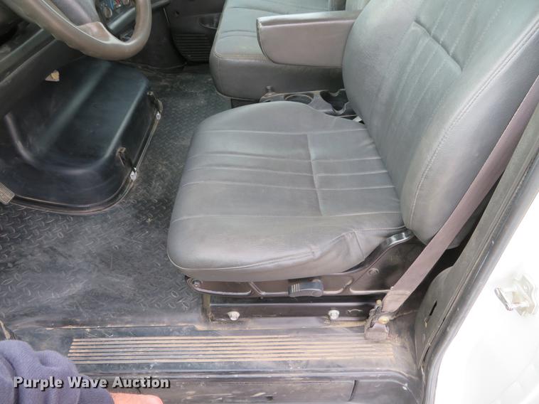 image for item DE5033 2007 Chevrolet C5500 flatbed truck