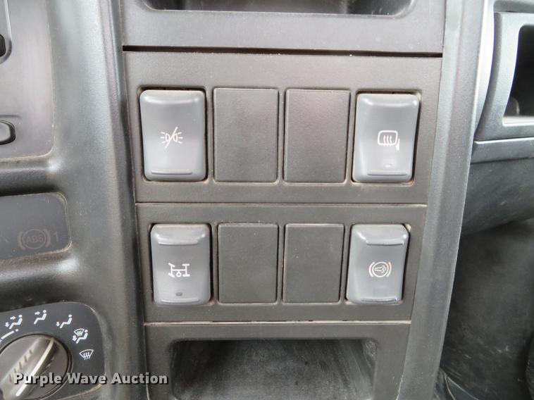 image for item DE5033 2007 Chevrolet C5500 flatbed truck