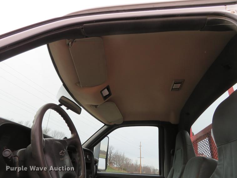 image for item DE5033 2007 Chevrolet C5500 flatbed truck