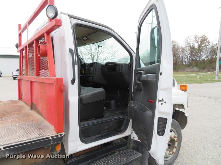 image for item DE5033 2007 Chevrolet C5500 flatbed truck