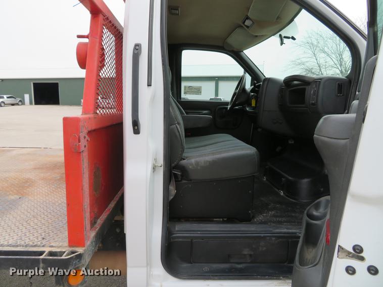 image for item DE5033 2007 Chevrolet C5500 flatbed truck