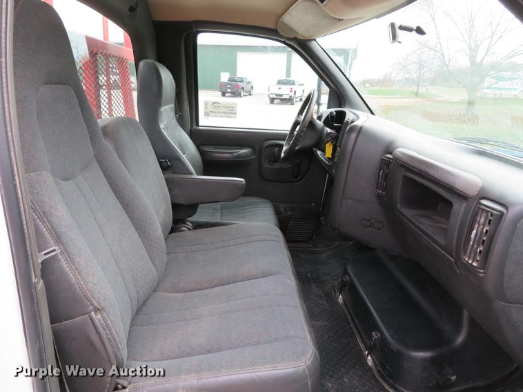 image for item DE5033 2007 Chevrolet C5500 flatbed truck