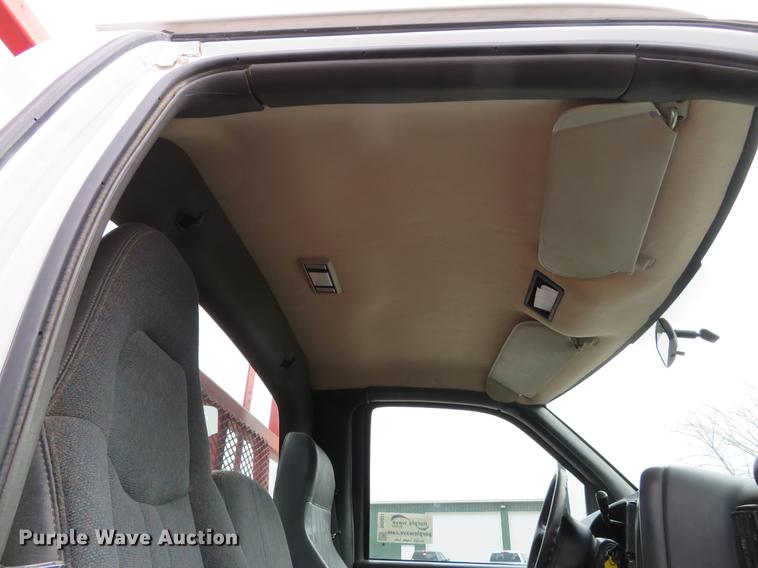 image for item DE5033 2007 Chevrolet C5500 flatbed truck