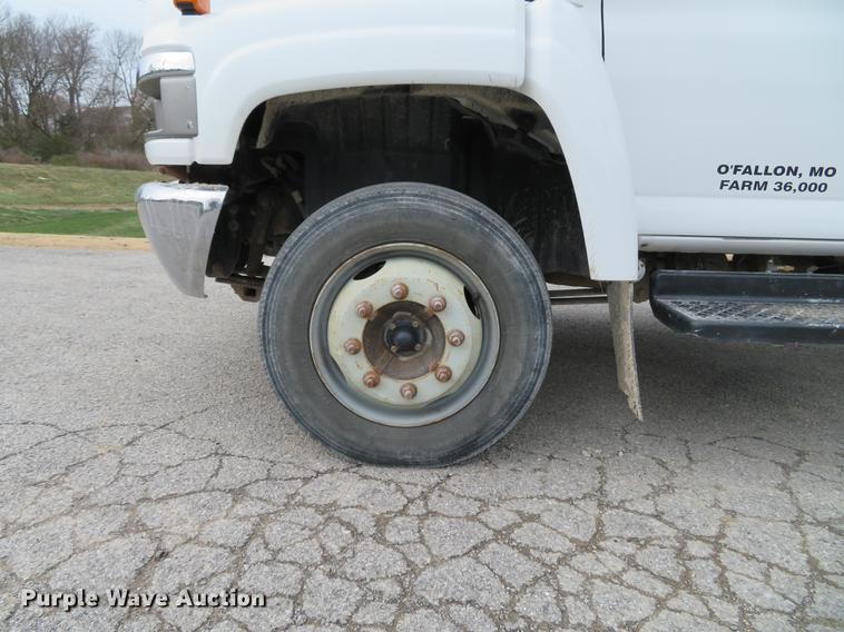 image for item DE5033 2007 Chevrolet C5500 flatbed truck