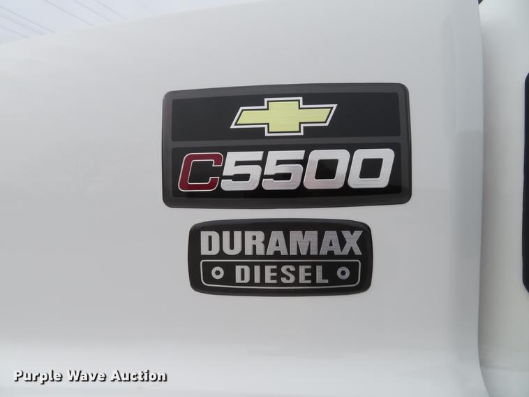 image for item DE5033 2007 Chevrolet C5500 flatbed truck