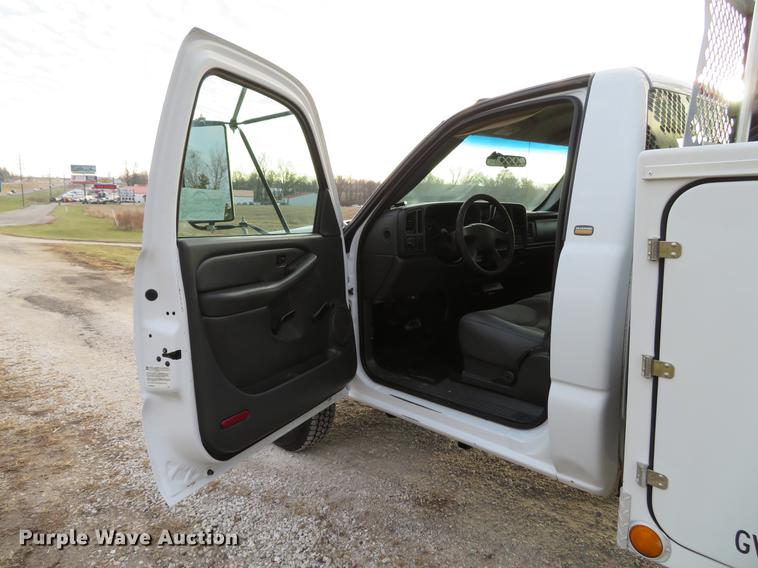 image for item DE5040 2003 Chevrolet Silverado 3500 utility bed pickup truck