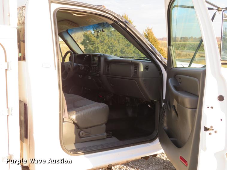 image for item DE5040 2003 Chevrolet Silverado 3500 utility bed pickup truck