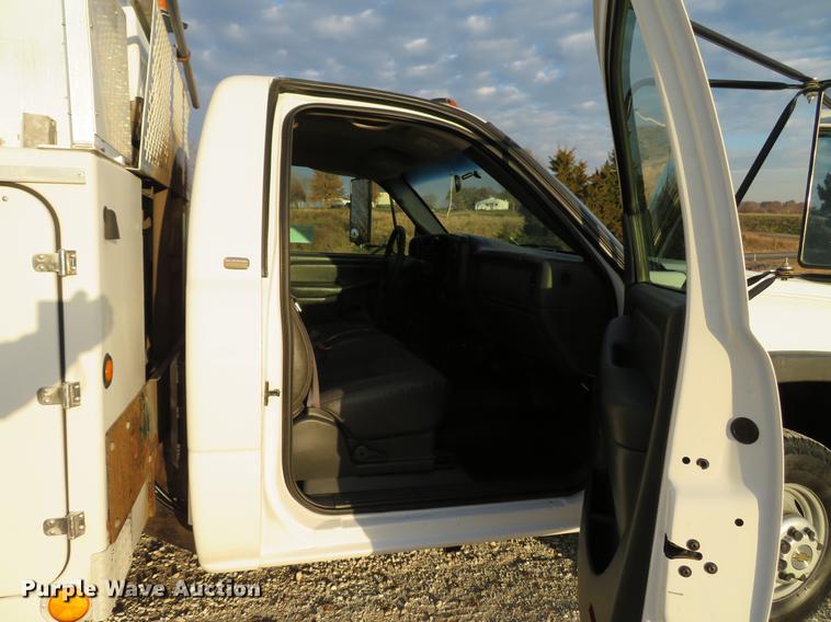 image for item DE5040 2003 Chevrolet Silverado 3500 utility bed pickup truck