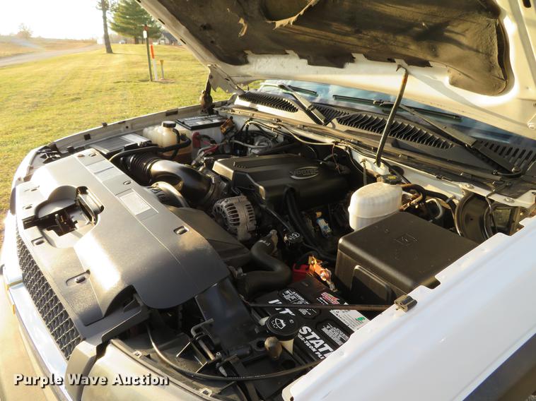 image for item DE5040 2003 Chevrolet Silverado 3500 utility bed pickup truck