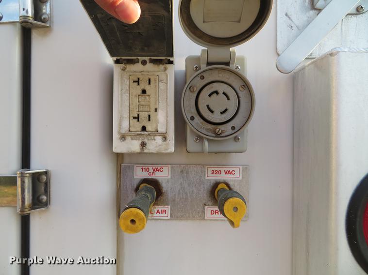 image for item DE5040 2003 Chevrolet Silverado 3500 utility bed pickup truck