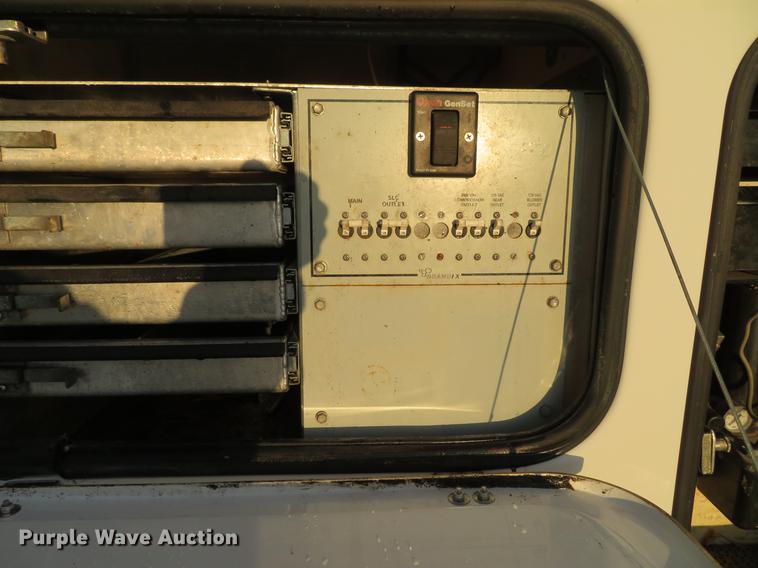 image for item DE5040 2003 Chevrolet Silverado 3500 utility bed pickup truck