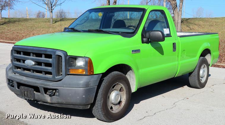 image for item DE5046 2006 Ford F250 Super Duty XL pickup truck